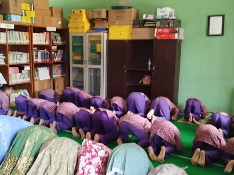 SHOLAT DUHUR BERJAMA'AH